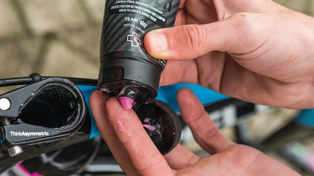 ���� ������ �� ���� ����� Muc-Off Carbon Gripper