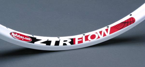 ����� 26\" ������� ����� ��� Stan\'s NoTubes ZTR Flow White Rim 32H